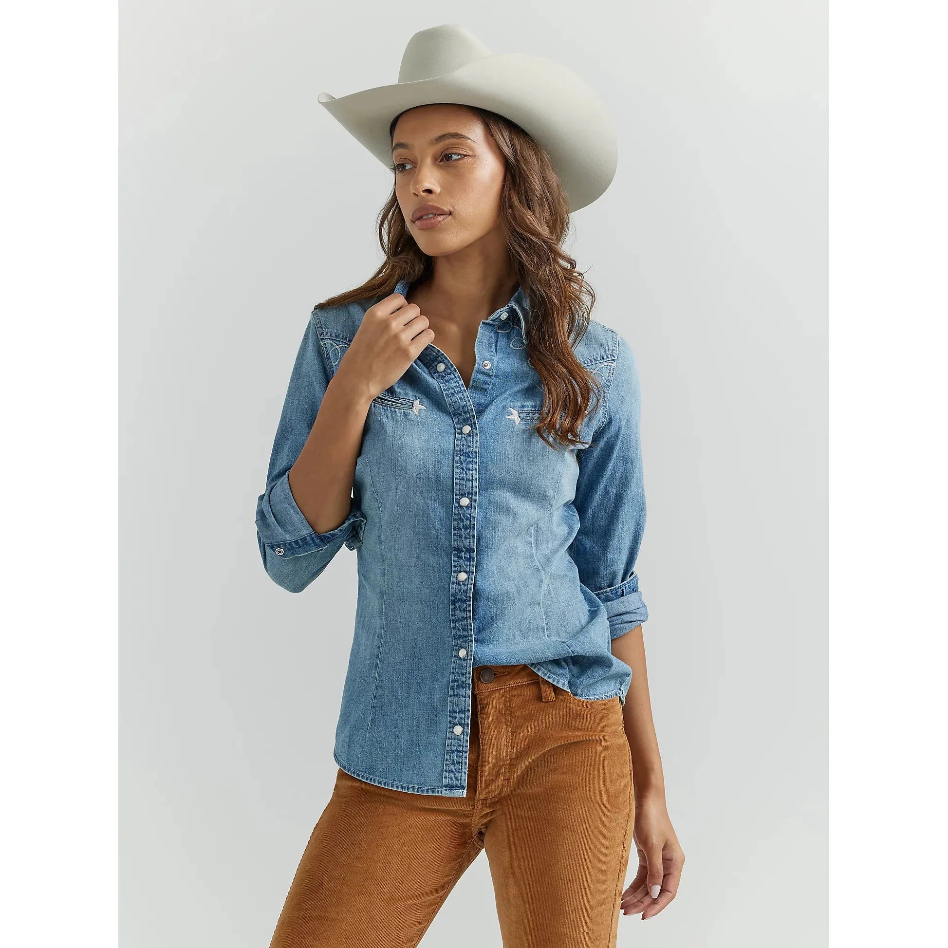 WOMEN'S WRANGLER LASSO EMBROIDERED COWBOY SNAP SHIRT IN LIGHT WASH Stylish Printed Short Shirt