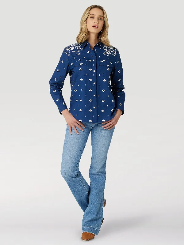 WOMEN'S WRANGLER RETRO AMERICANA BANDANA WESTERN SNAP SHIRT IN BLUE PRINT Relaxed Cotton Short Blouse