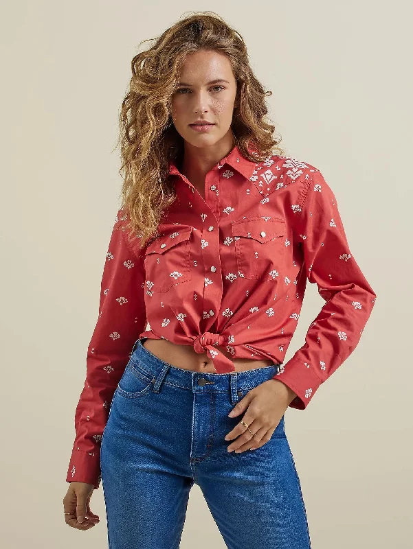 WOMEN'S WRANGLER RETRO AMERICANA BANDANA WESTERN SNAP SHIRT IN RED Classic Cropped Short Sleeve